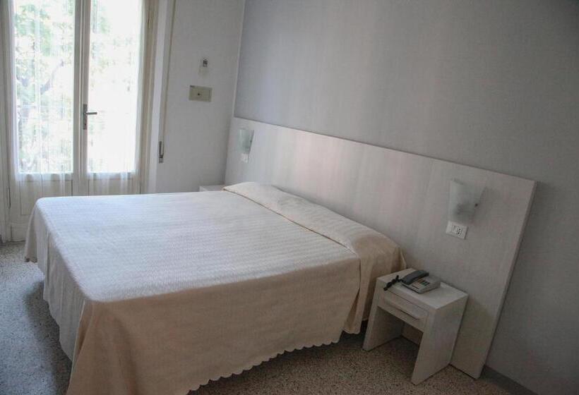 اتاق استاندارد, Annita Cervia