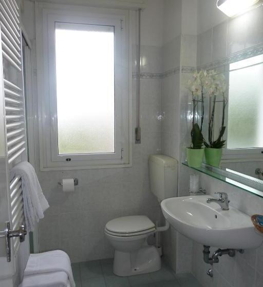 غرفة قياسية رباعية, Astra