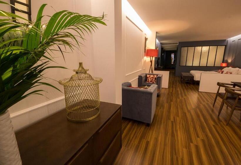 سوییت جونیور با چشمانداز شهر, Danang Boutique