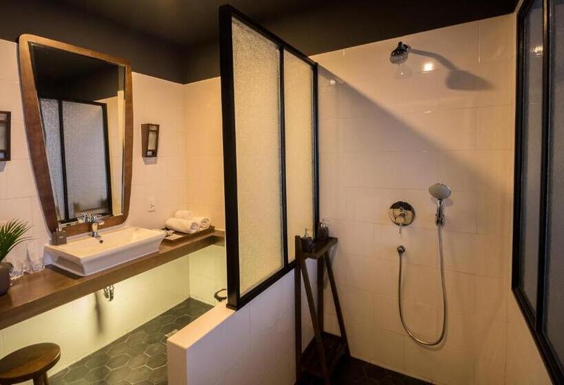 سوییت جونیور با چشمانداز شهر, Danang Boutique