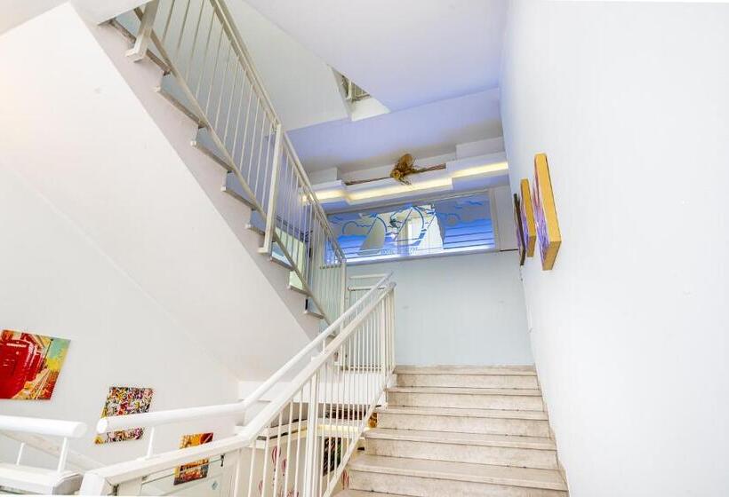 اتاق اکونومی یک تخته, Santiago