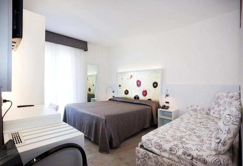 측면 바다 전망 스탠다드 3인룸, Savoy