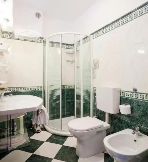 اتاق سه نفره سوپریور با چشمانداز دریا, Savoy