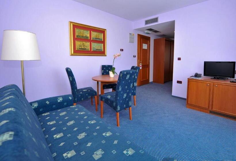 Люкс Боковой Вид на Море, Villa Kastel