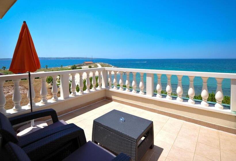 Люкс Вид на Море, Villa Kastel