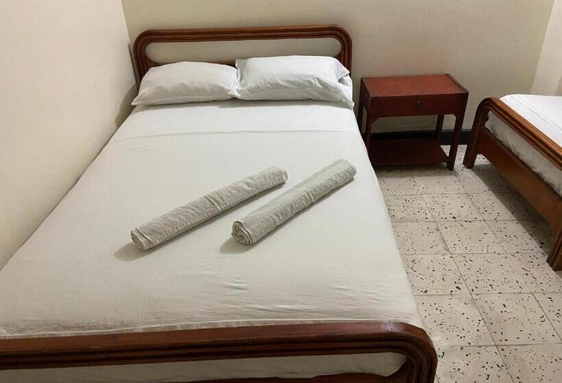 اتاق خانوادگی, Granate