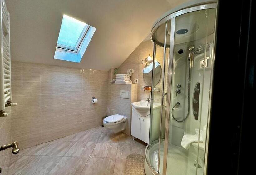 חדר משפחתי דלוקס, Podu' Cu Lanturi