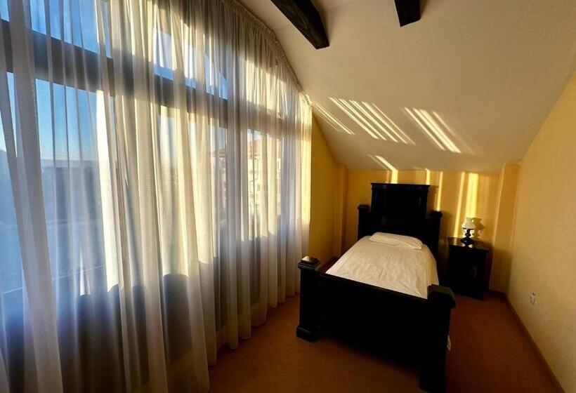 חדר משפחתי דלוקס, Podu' Cu Lanturi