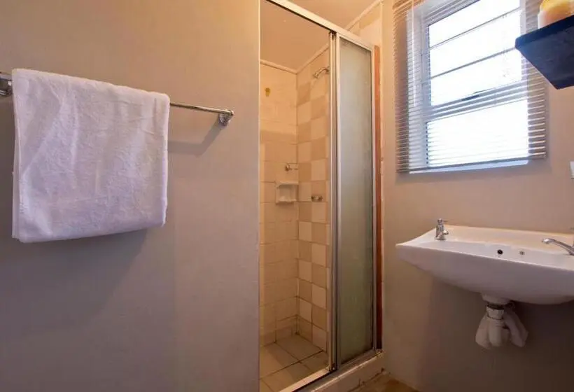 اتاق استاندارد با سرویس بهداشتی مشترک, Luxury Backpackers