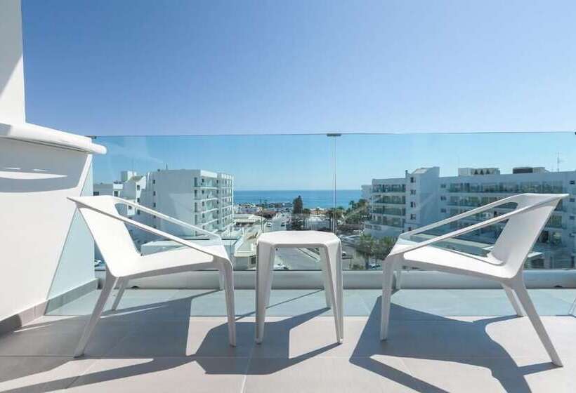Номер Superior Вид на Море, The Blue Ivy Hotel & Suites