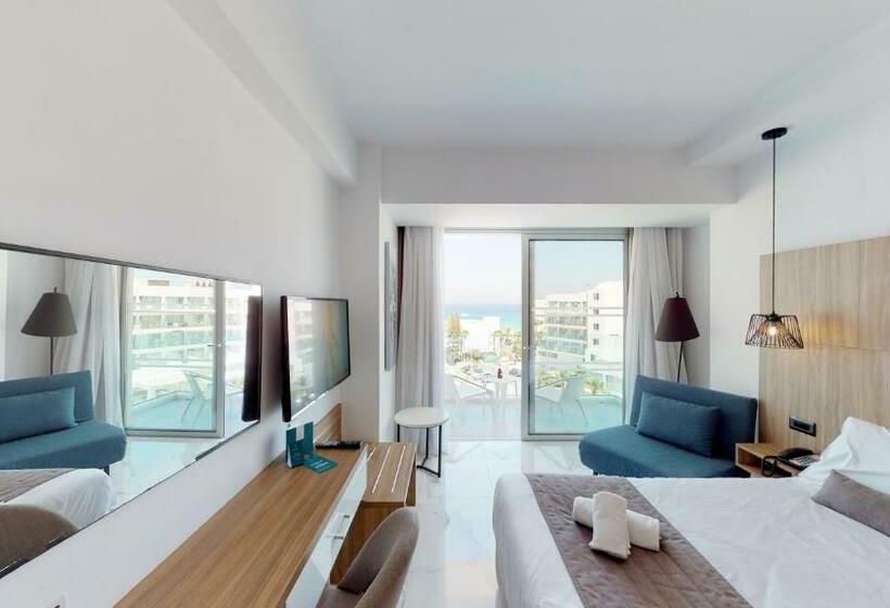 Номер Superior Вид на Море, The Blue Ivy Hotel & Suites