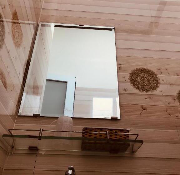 اتاق استاندارد چهارنفره با بالکن, Khách Sạn Thu Thảo