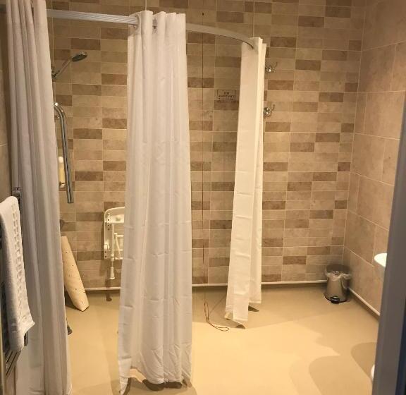 חדר סטנדרט מותאם לאדם עם מוגבלויות, The Troll Cart Wetherspoon