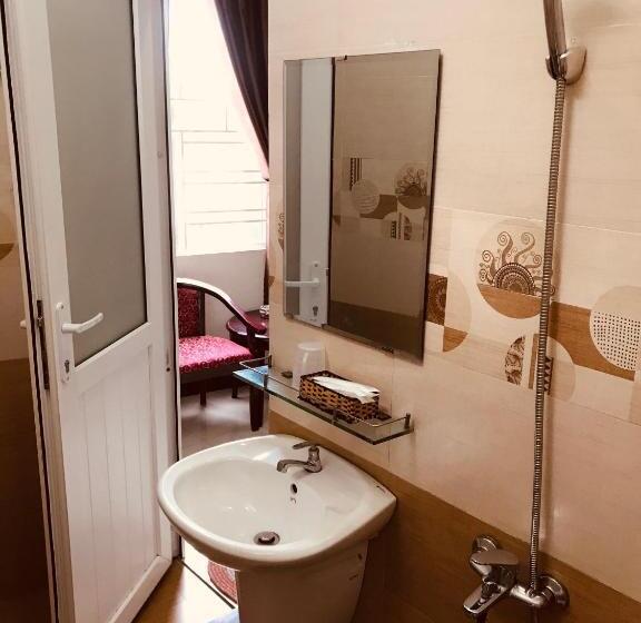 اتاق استاندارد چهارنفره با بالکن, Khách Sạn Thu Thảo