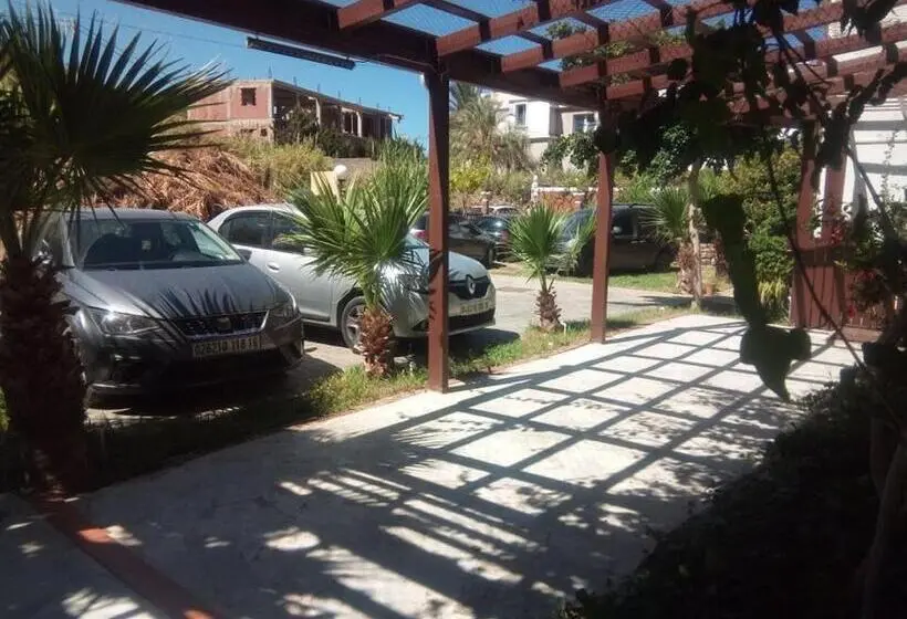 اتاق خانوادگی با چشم‌انداز کوه, Plage D Or