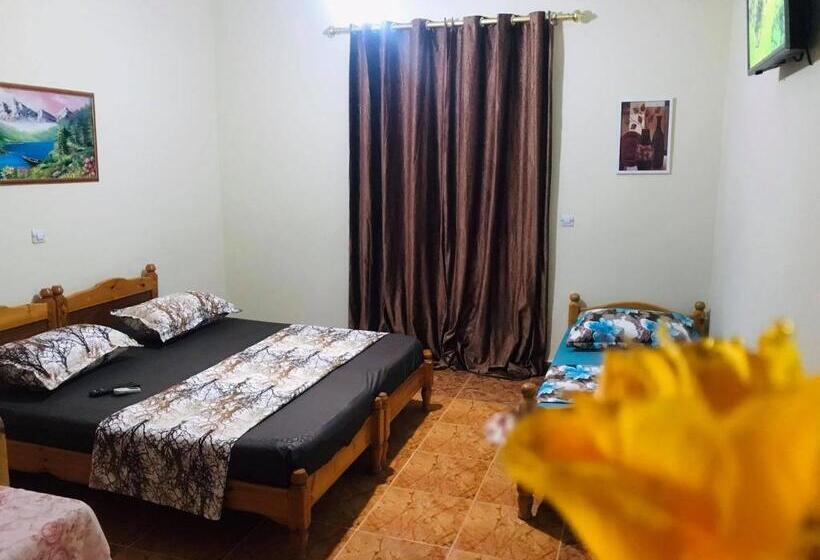 اتاق خانوادگی با چشمانداز کوه, Plage D Or