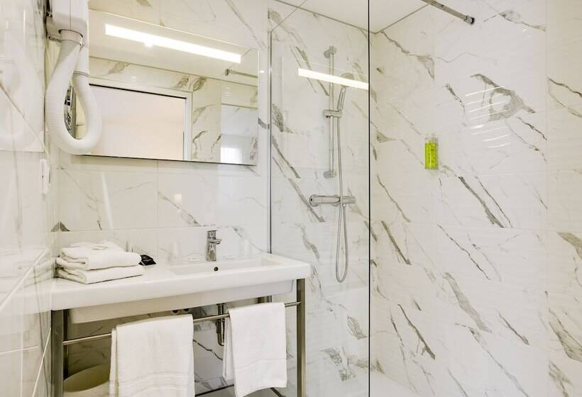Номер Стандарт Трехместный, Brit Hotel Confort Loches