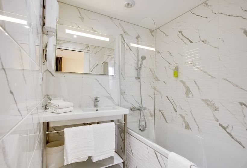 اتاق استاندارد سه نفره, Brit Hotel Confort Loches