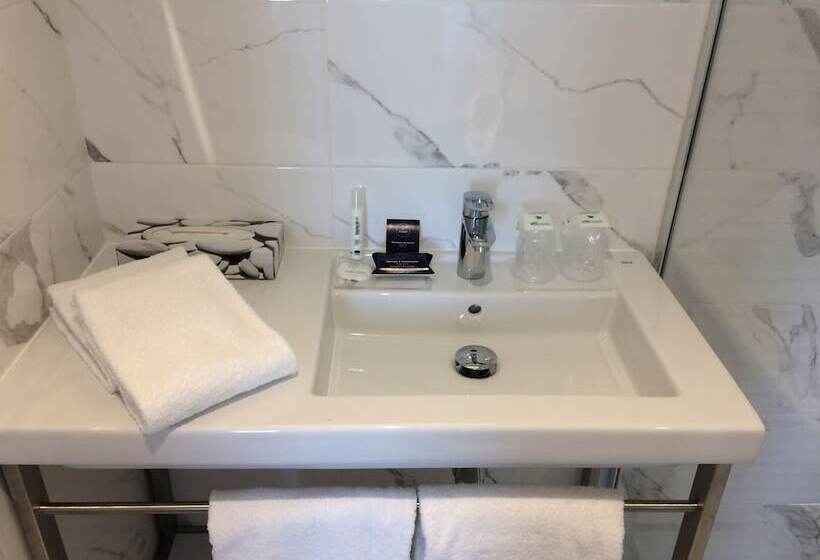 سوییت جونیور, Brit Hotel Confort Loches