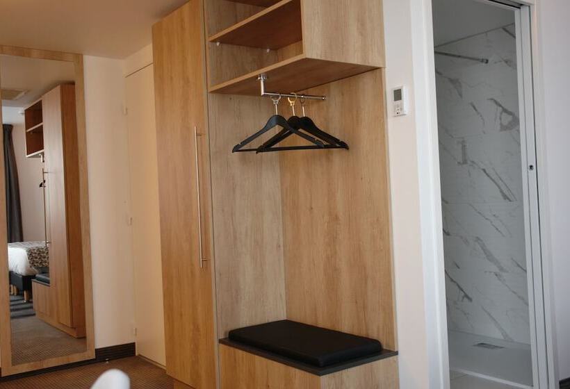 Полулюкс, Brit Hotel Confort Loches