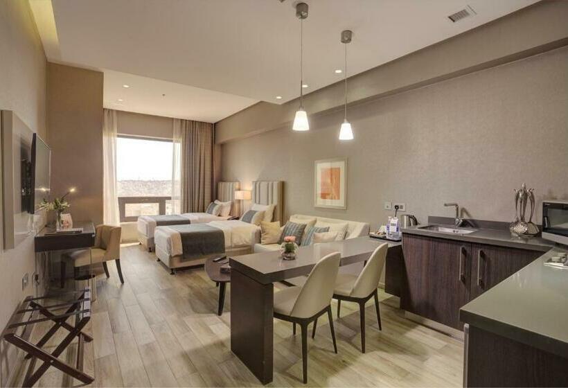 استودیوی سوپریور, The House Boutique Suites