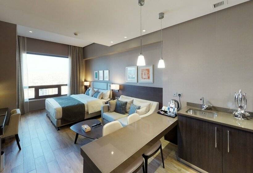 استودیوی سوپریور, The House Boutique Suites