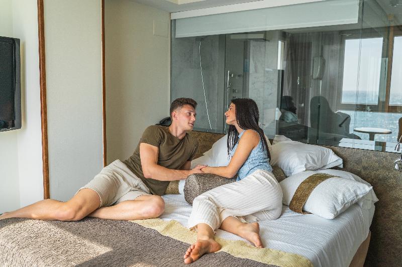 استودیوی لوکس, Ybc Grand