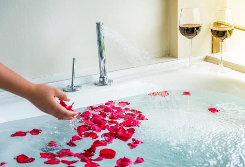 豪华房间带漩涡浴缸, Baan Rim Ao