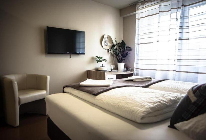 غرفة قياسية, Cafe Restaurant Leo