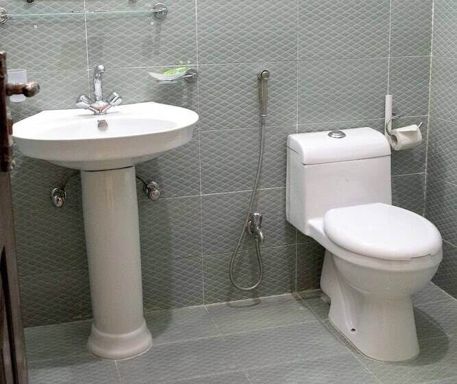 اتاق لوکس, Royalton Inn