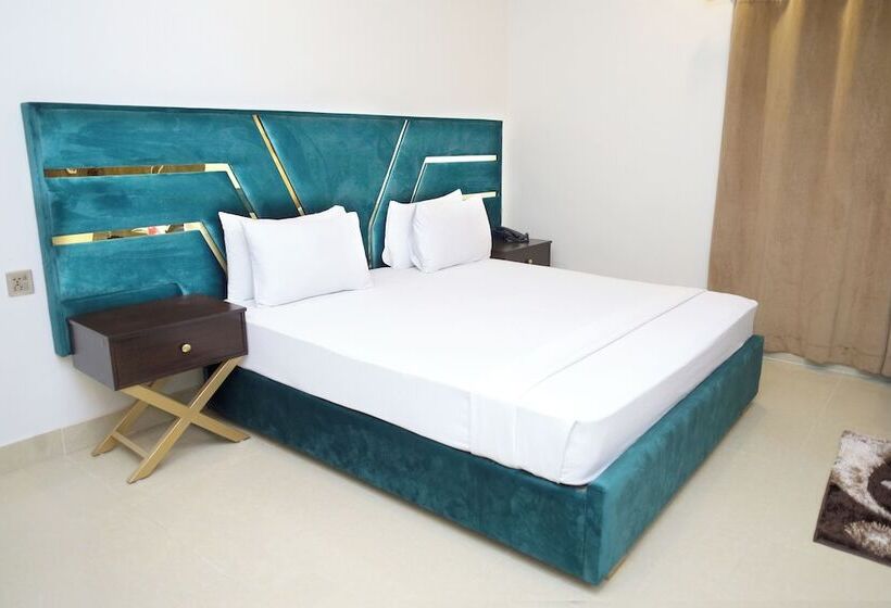 اتاق لوکس, Royalton Inn