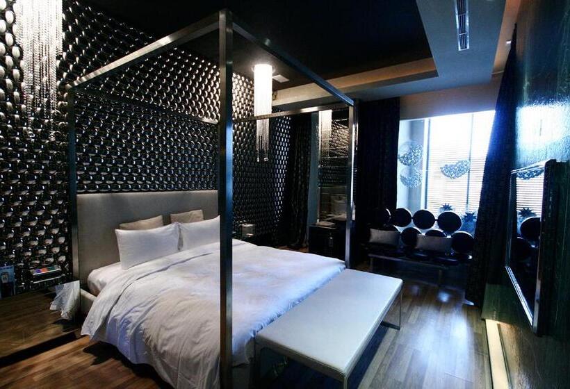 اتاق اکونومی, The Yorker Deluxe Motel
