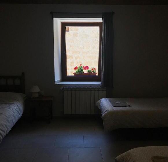 اتاق استاندارد سه نفره, Albergue Orion