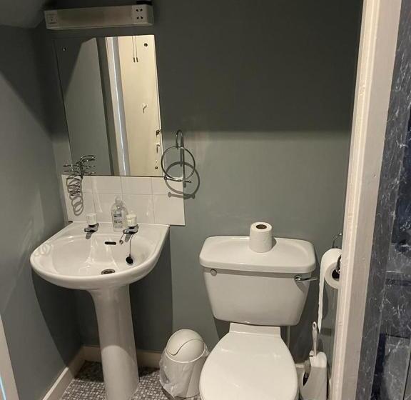 חדר משפחתי, Impala Guest House