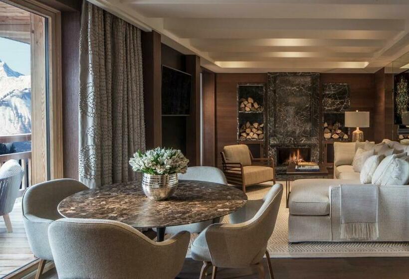 キングサイズベッドのデラックススイート, Four Seasons Hotel Megeve