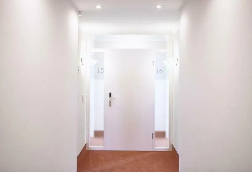 Camera Familiare, Alter Wirt