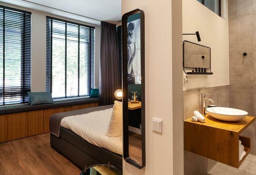 غرفة ديلوكس, Julien