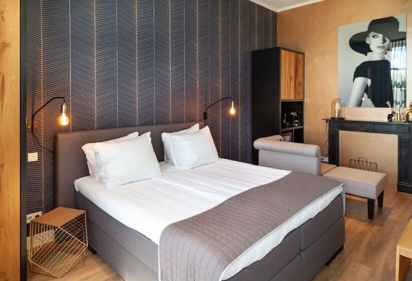 غرفة ديلوكس, Julien