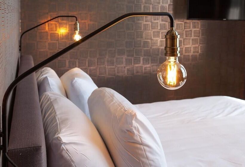 غرفة ديلوكس, Julien