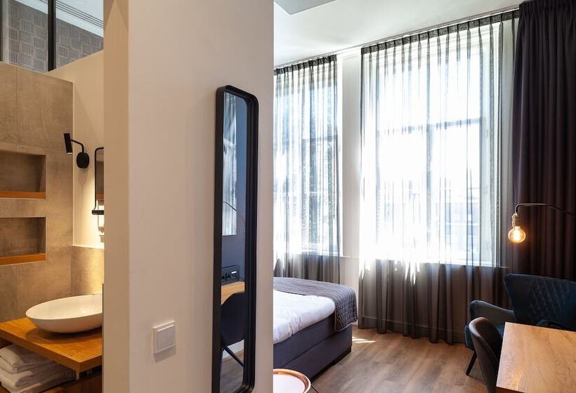 غرفة ديلوكس, Julien