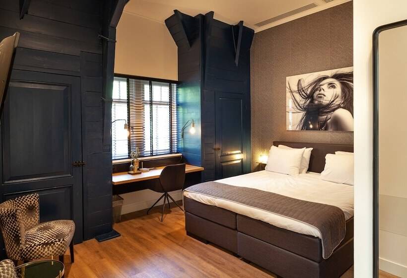 غرفة ديلوكس, Julien