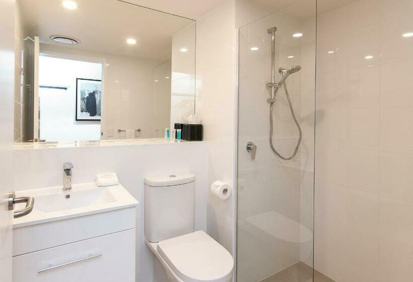 חדר סטנדרט לשלושה, Woodroffe