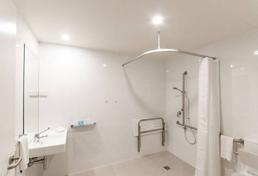 חדר סטנדרט לשלושה, Woodroffe