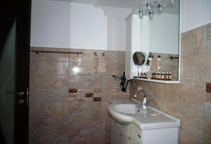 غرفة عائلية, Romantic Boutique