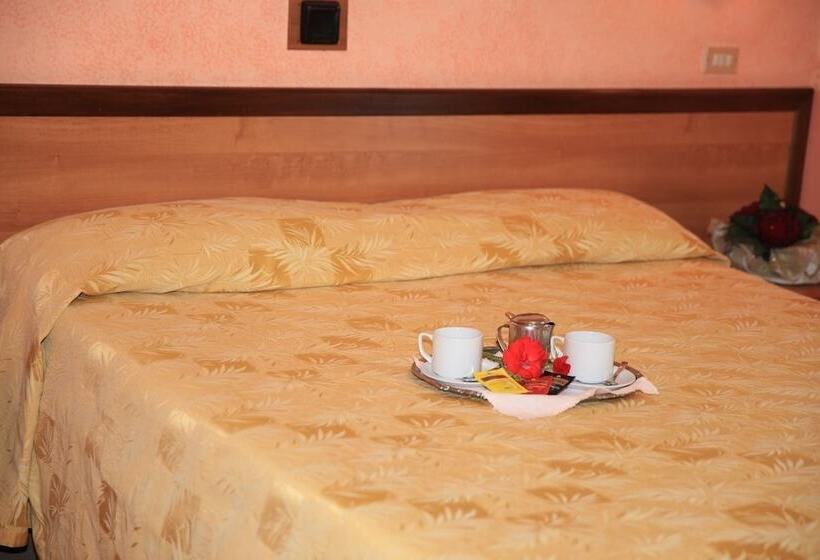 Camera Tripla Standard, Ludovici