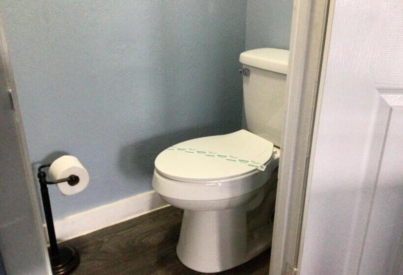 Трехместный Номер Базовый, Hitching Post Country Motel