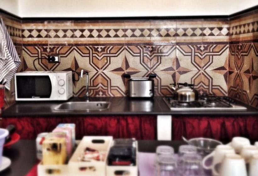 חדר סטנדרט לשלושה, Aghinas