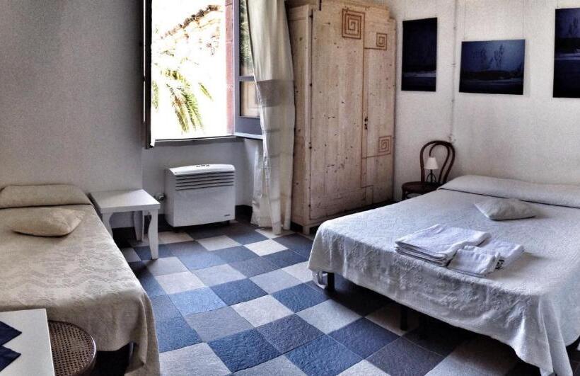 חדר סטנדרט לשלושה, Aghinas