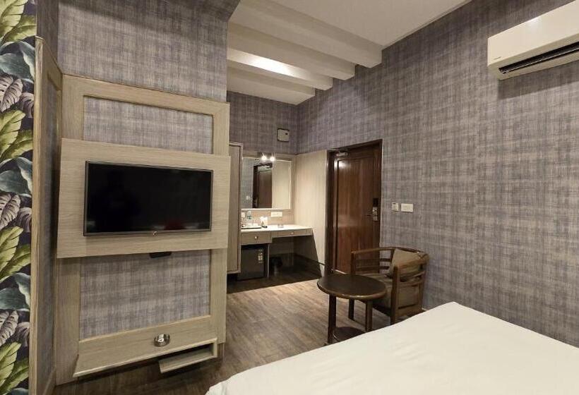 חדר דלוקס, Gopinath The Grand