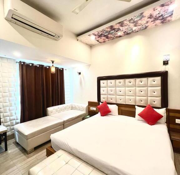 חדר דלוקס, Gopinath The Grand